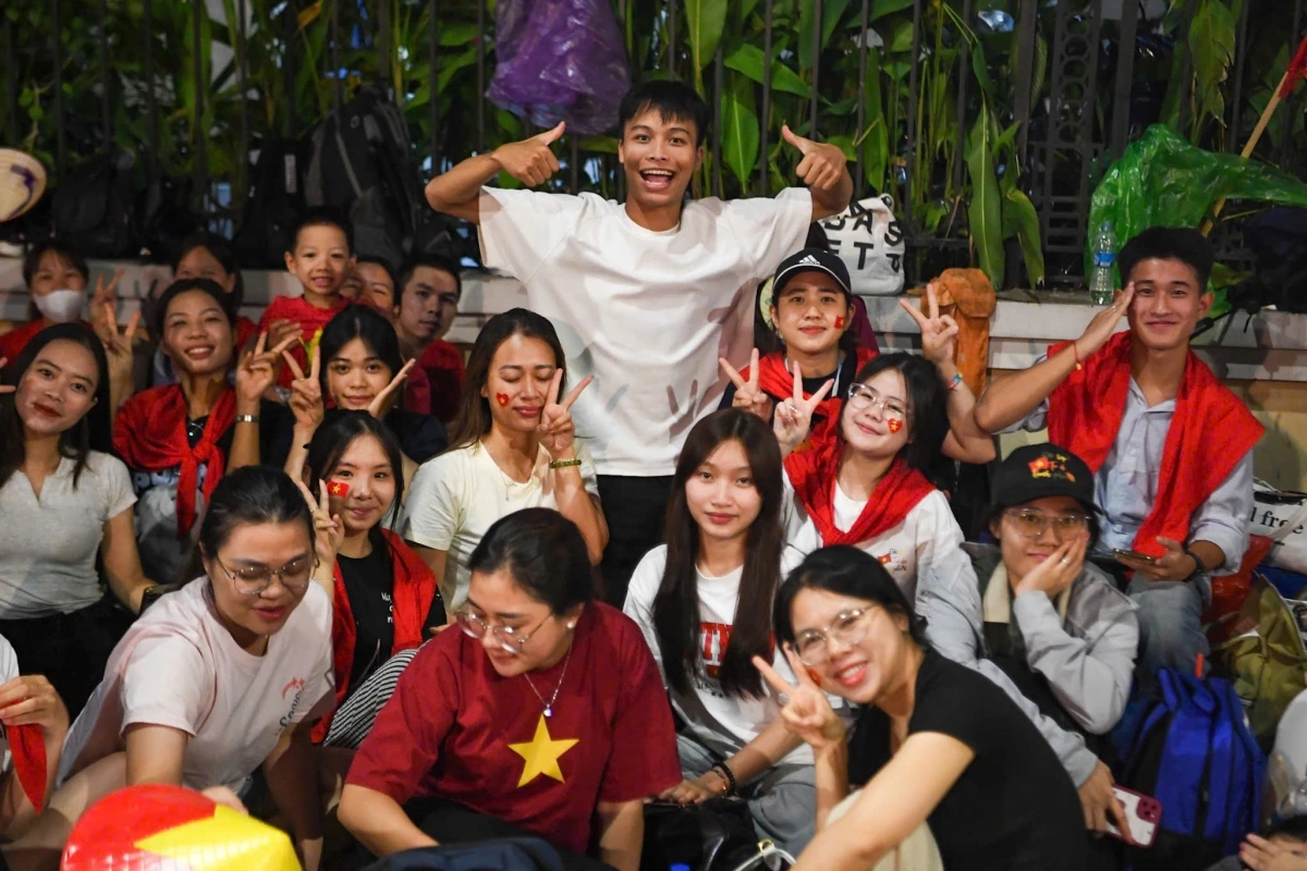 Trời gần sáng nhưng các bạn trẻ vẫn trò chuyện rôm rả, tranh thủ tạo dáng trước máy ảnh để ghi lại khoảnh khắc đáng nhớ này.