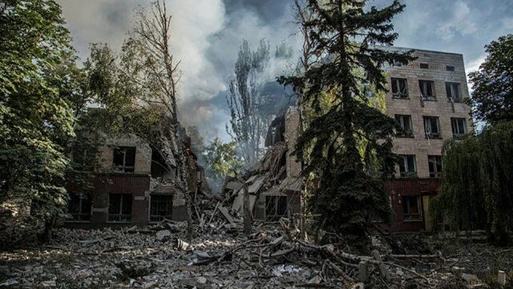 Khói bốc lên từ một tòa nhà bị phá hủy trong cuộc tấn công xảy ra ở Lugansk. Ảnh: Reuters
