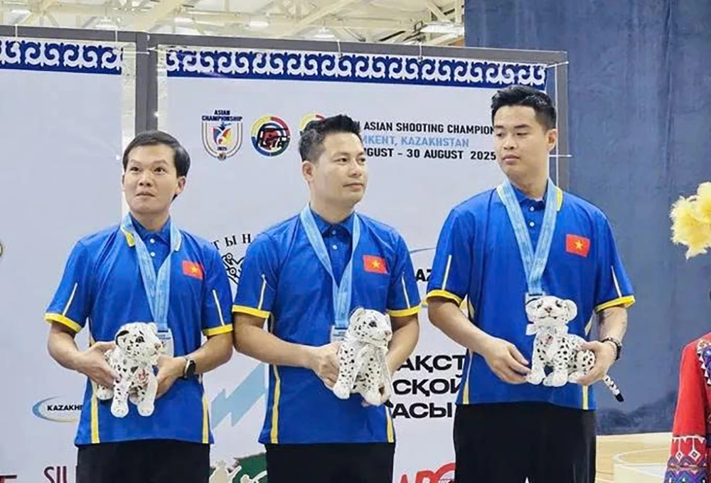 Xạ thủ Phạm Quang Huy và đồng đội nhận HCĐ tại giải vô địch châu Á 2025. Ảnh: BSVN