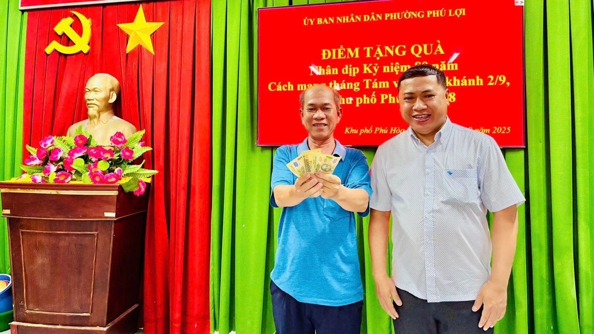 Người dân phấn khởi nhận "lì xì" từ Nhà nước 