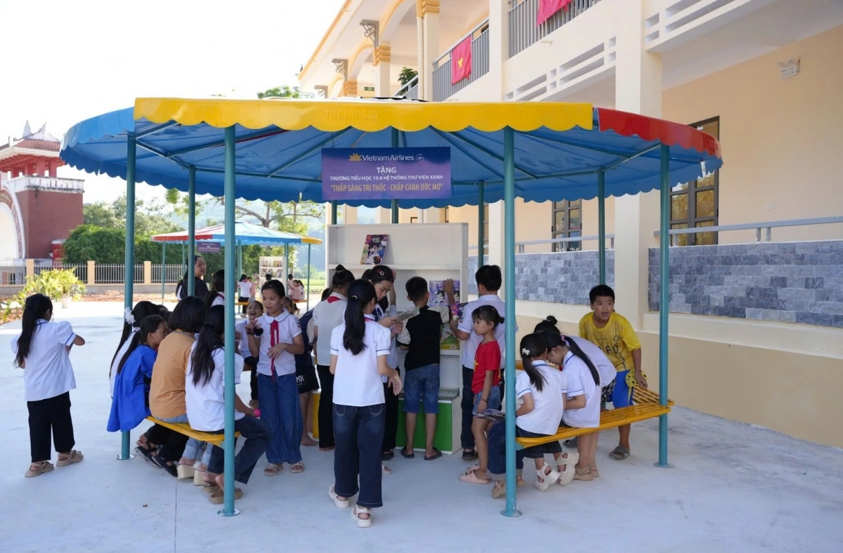 Ảnh 5. Trong không gian thư viện ngoài trời mới được xây dựng, các em học sinh Trường Tiểu học 19-8 đang say sưa đọc sách và khám phá tri thức