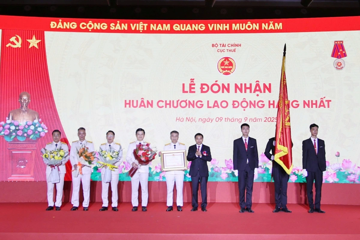 Thay mặt Đảng và Nhà nước, Bộ trưởng Nguyễn Văn Thắng đã trao Huân chương lao động hạng Nhất cho tập thể Cục Thuế