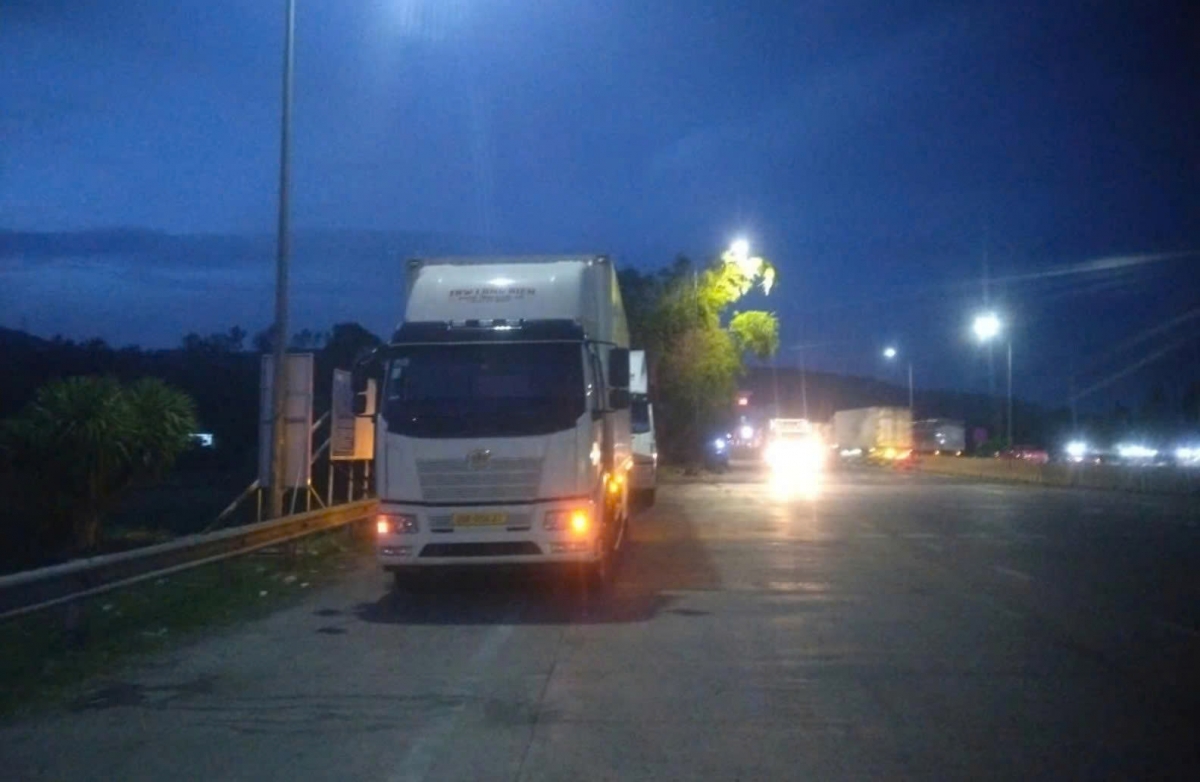 Nhiều xe ô tô dừng đỗ kín đường dẫn vào hầm Đèo Cả, nguy cơ tai nạn gia tăng.