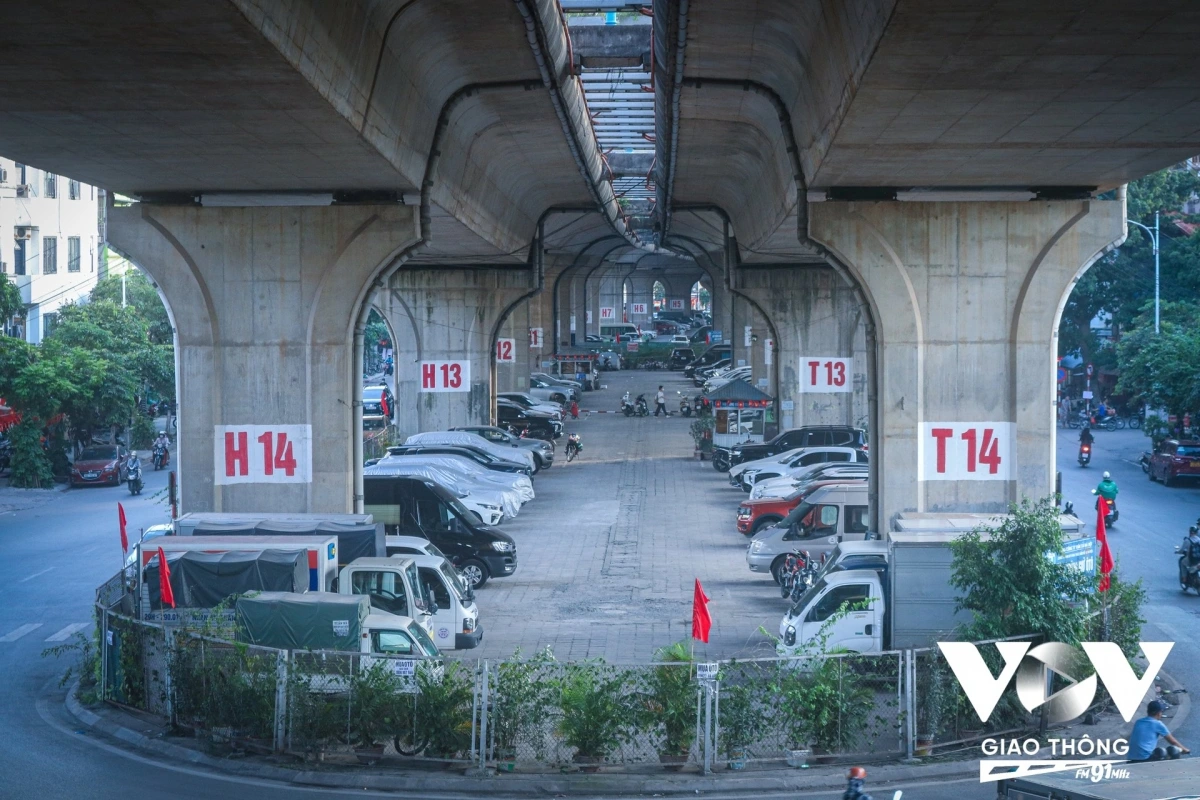 Phớt lờ luật pháp cùng ảnh hưởng nghiêm trọng từ vụ cháy chân cầu Vĩnh Tuy ngày 30/8 vừa qua, một số bãi xe dưới gầm cầu Hà Nội vẫn ngang nhiên mở cửa, đón khách hàng ngày. Hình ảnh bãi gửi xe quy mô lớn dưới gầm cầu Vĩnh Tuy, ghi nhận ngày 5/9/2025.