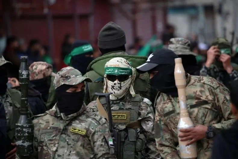 Các chiến binh Palestine từ cánh vũ trang của Hamas trong trại tị nạn Bureij ở trung tâm Dải Gaza vào ngày 7/2/2025. (Ảnh minh họa: Getty Images).