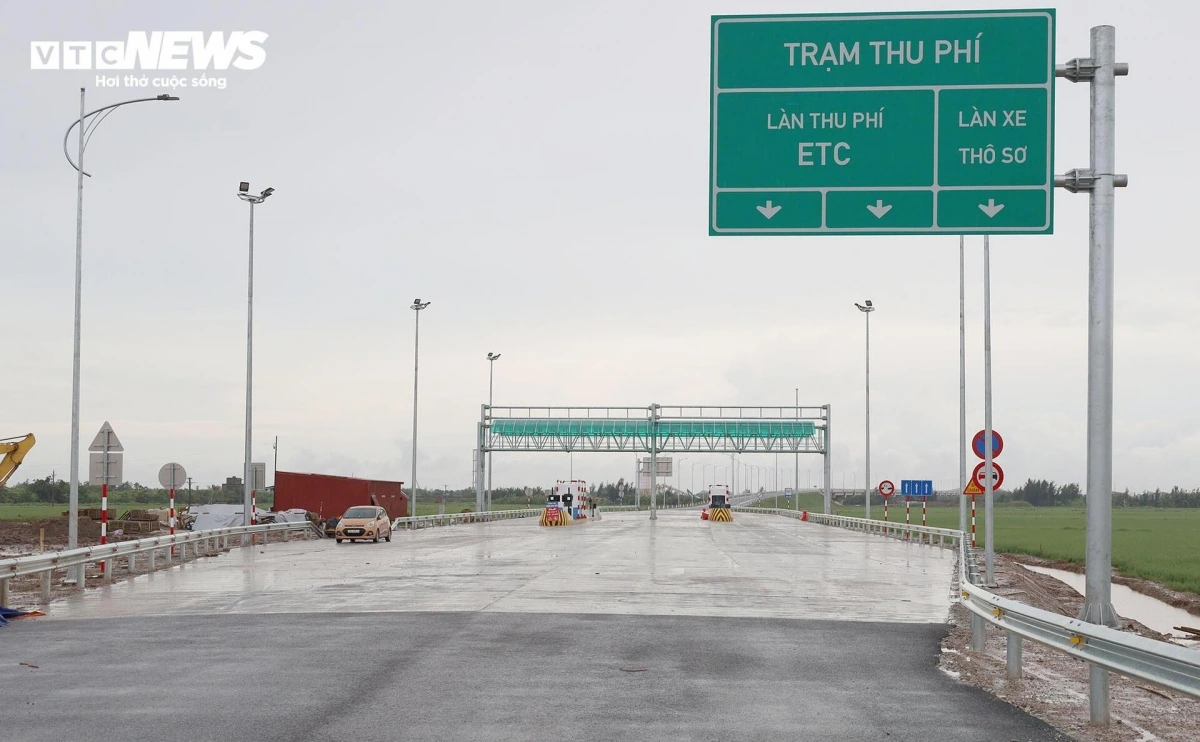 Hệ thống trạm thu phí BOT được bố trí xây dựng ngay dưới chân cầu phía tỉnh Hưng Yên đến nay gần như hoàn thiện.