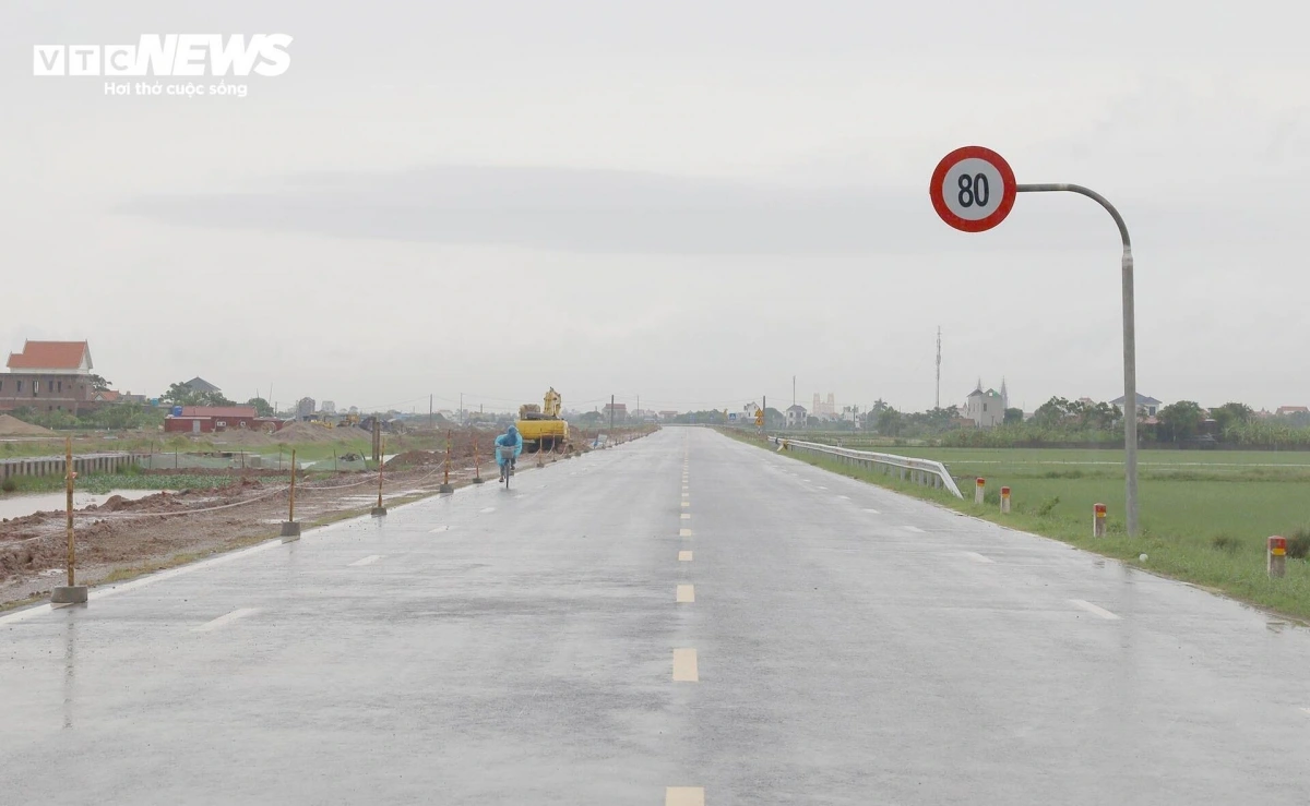 Cầu và đường dẫn được thiết kế với tốc độ tối đa 80km/h. Mặt đường trải nhựa, kẻ vạch phân làn rõ ràng.