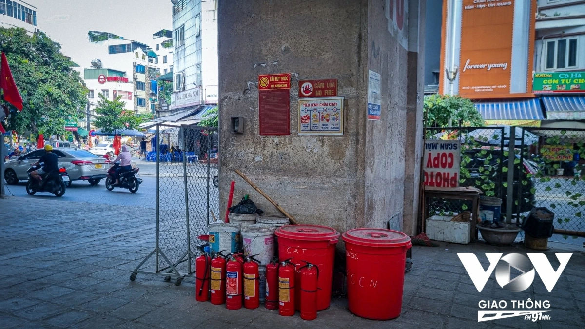 Mặc dù, khu vực này được gắn biển PCCC và trang bị nhiều bình chữa cháy, vật dụng dập lửa... nhưng nguy cơ cháy nổ vẫn rất cao.