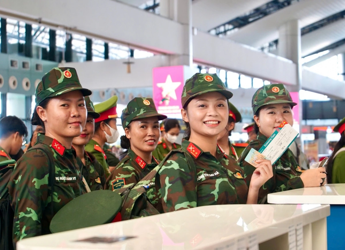 Một ngày sau lễ diễu binh, các chiến sĩ hoàn thành nhiệm vụ tại A80 lên đường từ sân bay quốc tế Nội Bài trở về TP.HCM.