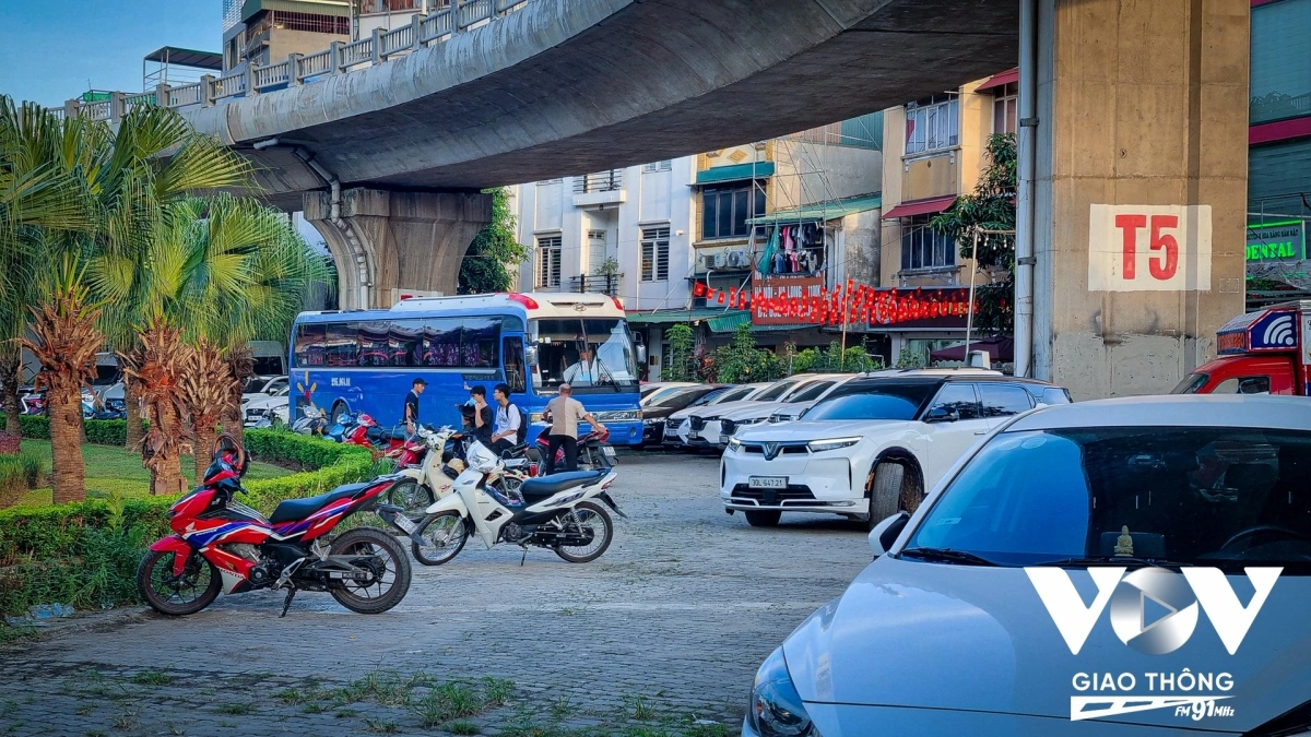 Theo chia sẻ của nhân viên trông giữ tại bãi xe, địa điểm này gần tổ hợp ăn uống, khu vui chơi lớn, số lượng khách, gửi xe tại đây rất cao.