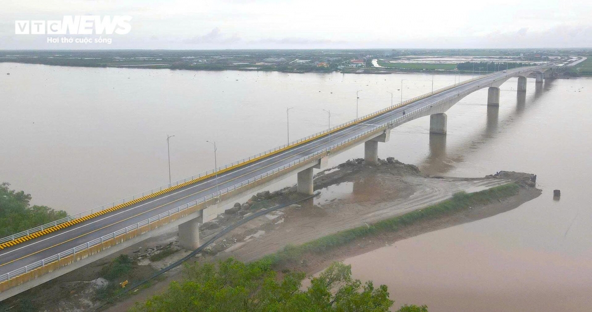 Được khởi công xây dựng từ tháng 1/2021, hợp long vào cuối tháng 9/2024, đến nay, cầu sông Hồng đã khánh thành và được đưa vào sử dụng. Đây là hạng mục trong dự án tuyến đường bộ ven biển tỉnh Hưng Yên nằm trong quy hoạch tuyến đường bộ ven biển Bắc - Nam và được đánh giá là hạng mục quan trọng nhất trên toàn tuyến.