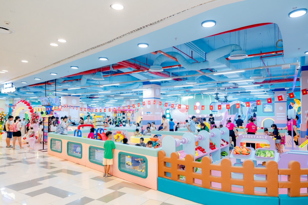 Toàn cảnh Sân chơi Sky Park với chủ đề Công viên Đại Dương mở cửa hoàn toàn miễn phí cho các bé.