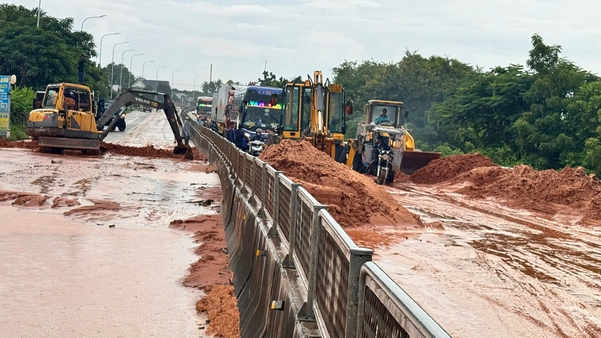 Các phương tiện đang khắc phục sự cố cát tràn. Ảnh: B.H