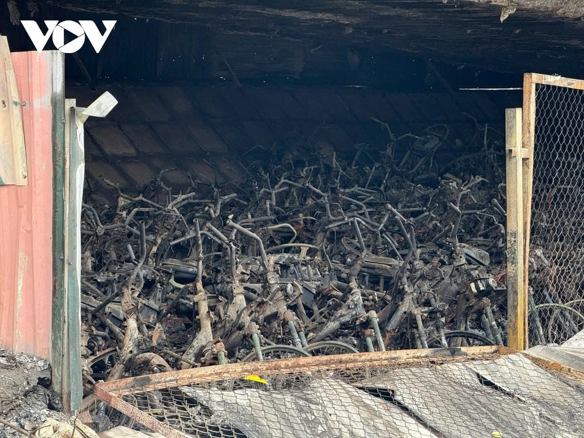 Hàng trăm xe bị trơ khung sắt, thân cầu Vĩnh Tuy lộ khung sắt sau vụ cháy.