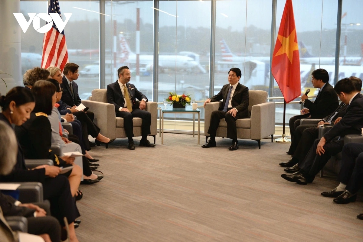 Later the same day, President Luong Cuong receives a delegation of Oregon state legislators who express strong interest in promoting cooperation with Vietnam in key areas such as artificial intelligence, semiconductor manufacturing, electronics and microchips, education and training, scientific research, and clean energy.