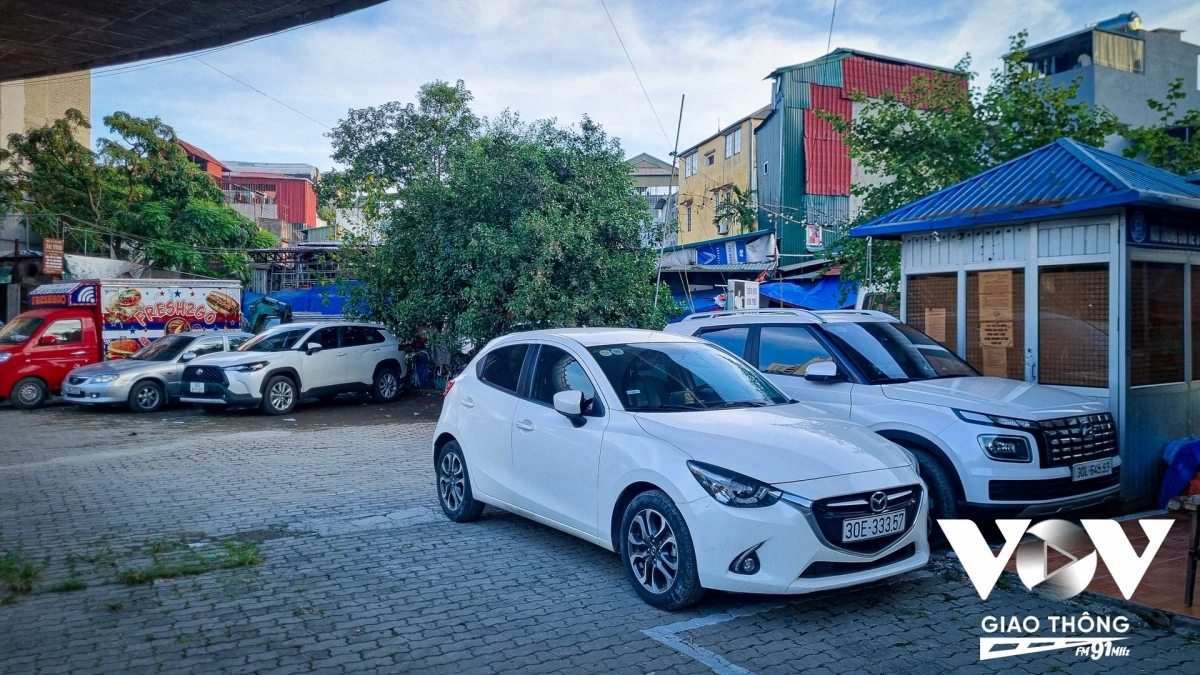 Ngoài ra, còn có nhiều xe của dân cư khu vực xung quanh