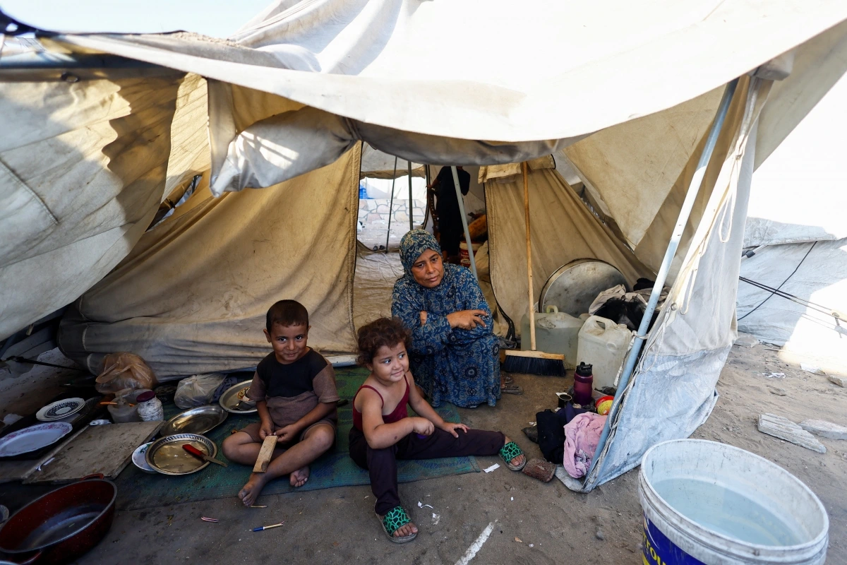 Người dân Palestine tại một lều trại ở Gaza. Ảnh: Reuters