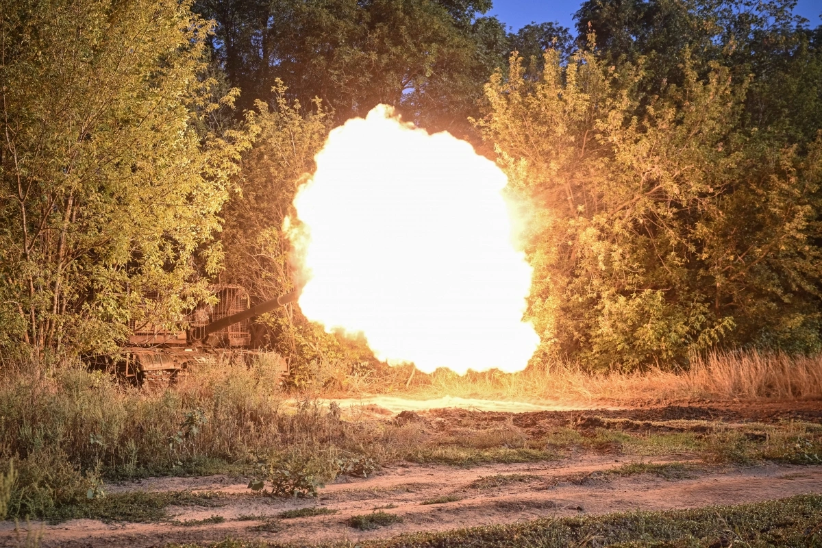 Xe tăng Ukraine khai hỏa về phía Nga trên tiền tuyến gần khu vực Donetsk. Ảnh: Reuters