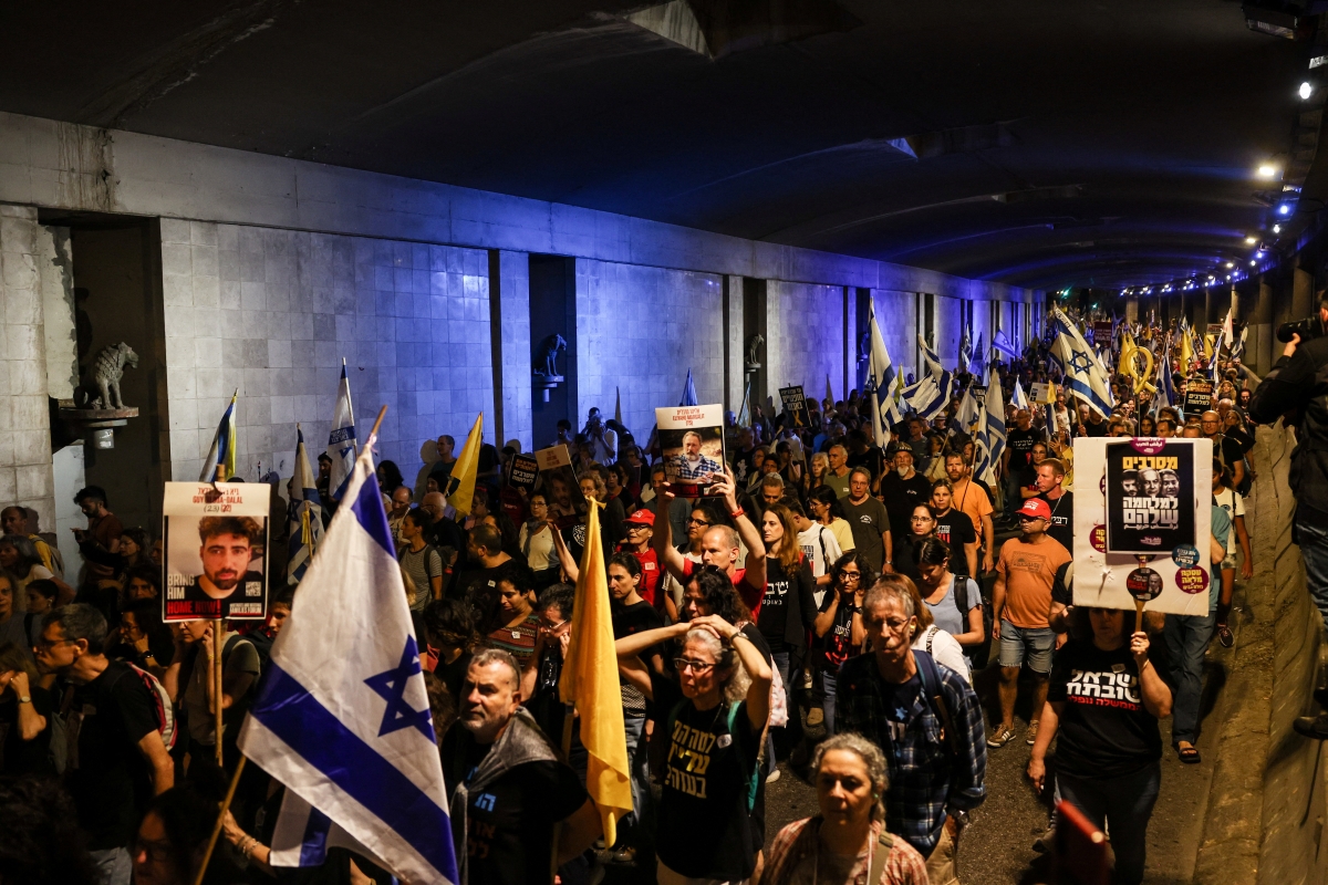 Biểu tình ở Jerusalem yêu cầu thả toàn bộ con tin và chấm dứt xung đột ở Dải Gaza. Ảnh: Reuters