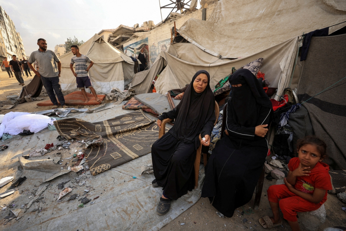 Người dân Palestine tại địa điểm xảy ra cuộc không kích của Israel vào Thành phố Gaza. Ảnh: Reuters