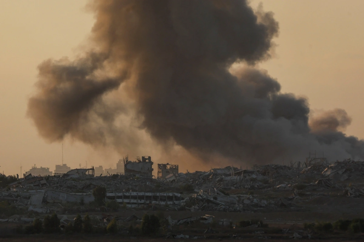 Khói bốc lên từ Gaza sau một vụ nổ. Ảnh: Reuters