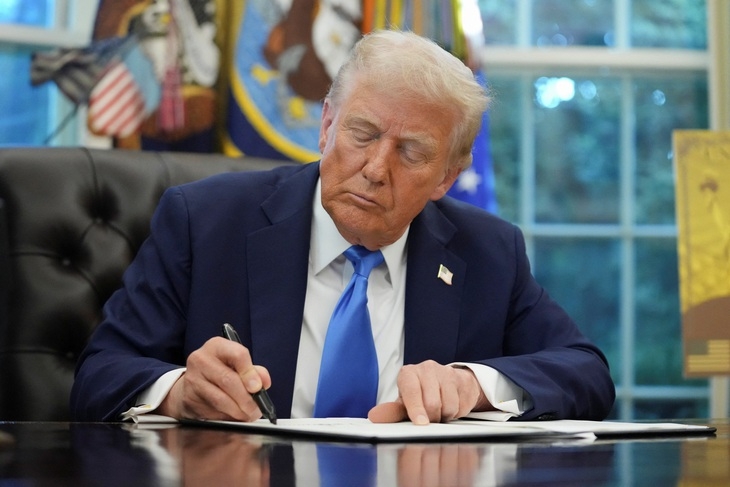 Tổng thống Trump tại buổi ký các sắc lệnh hành pháp ở Phòng Bầu dục ngày 19/9 - Ảnh: REUTERS