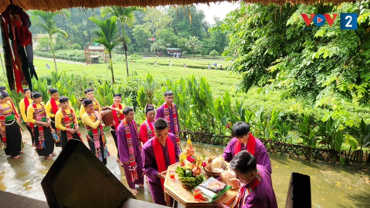 Các con nuôi cùng những người phụ lễ mang lễ vật lên nhà