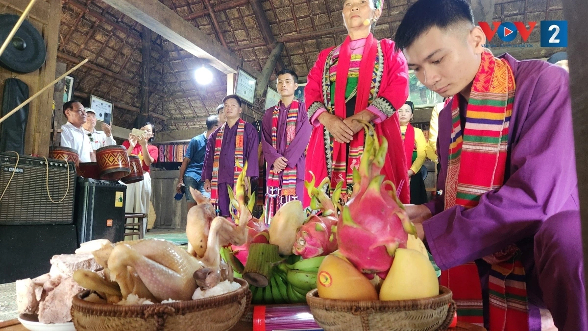 Mâm lễ được đặt trước không gian thờ trong nhà Mường