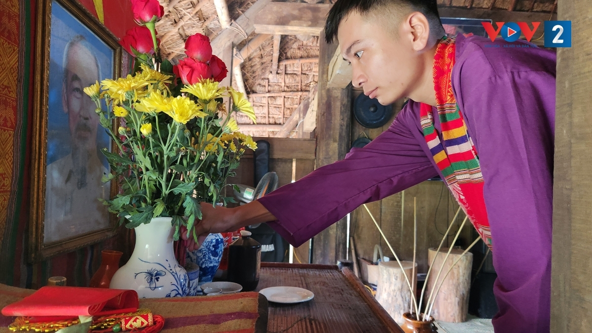 Người phụ lễ thay mặt Ậu máy thắp hương. Nghi lễ chính thức bắt đầu