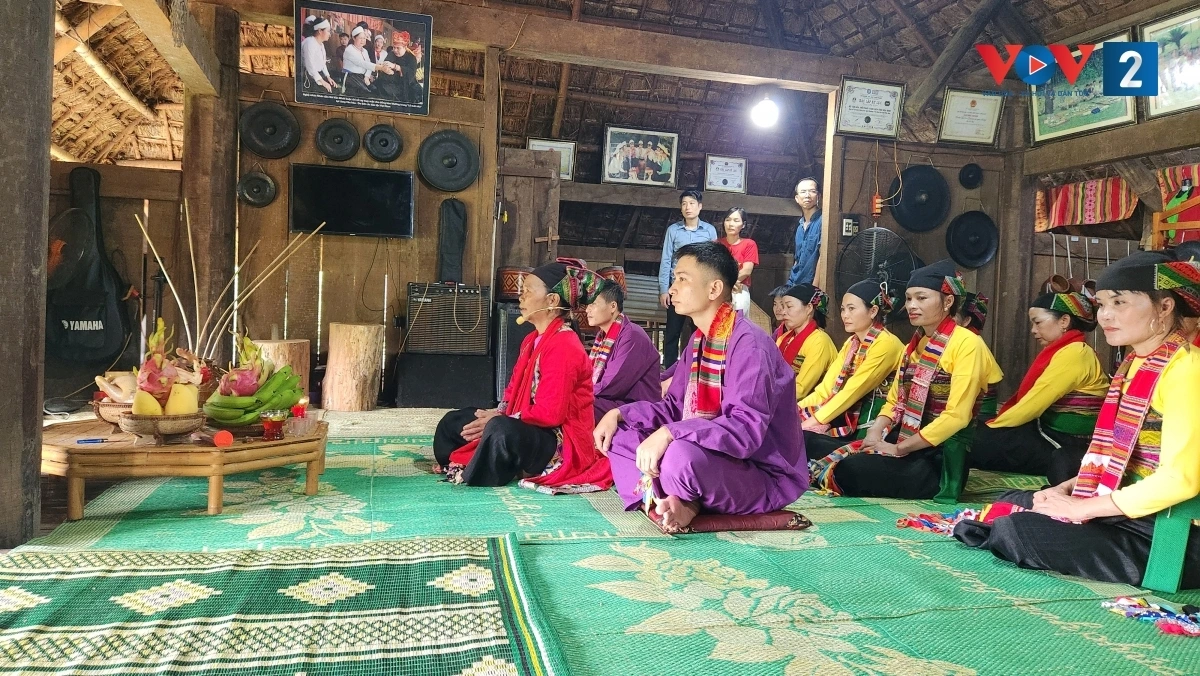 Ậu máy cầu xin thần linh, thổ địa phù trợ để lễ hội diễn ra thành công, suôn sẻ