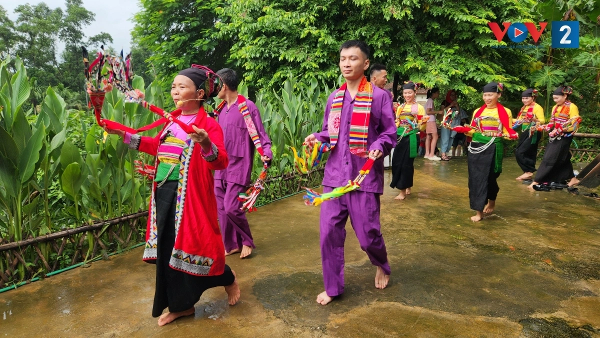 Sau phần lễ, mọi người vui vẻ theo sau Ậu máy xuống sân cùng nhảy múa bên cây bông