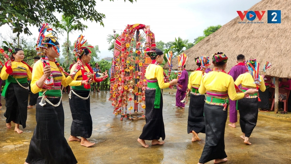 Trong tiếng trống, tiếng chiêng rộn rã, mọi người nhảy múa sôi động quanh cây bông - cây trung tâm của lễ hội