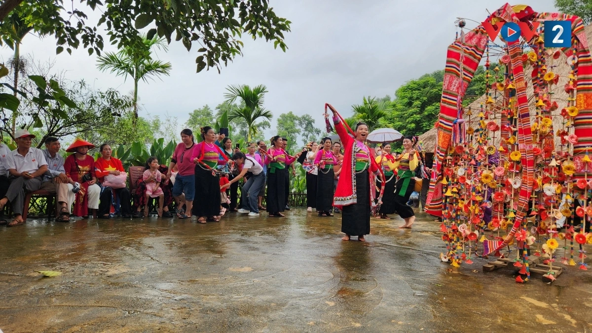 Trong khi chủ trì các trò diễn, bà Máy luôn cười vang. Tiếng cười của bà cất lên diễn tả niềm vui được mùa, dân làng khỏe mạnh, cuộc sống sung túc, ấm no của làng Mường.