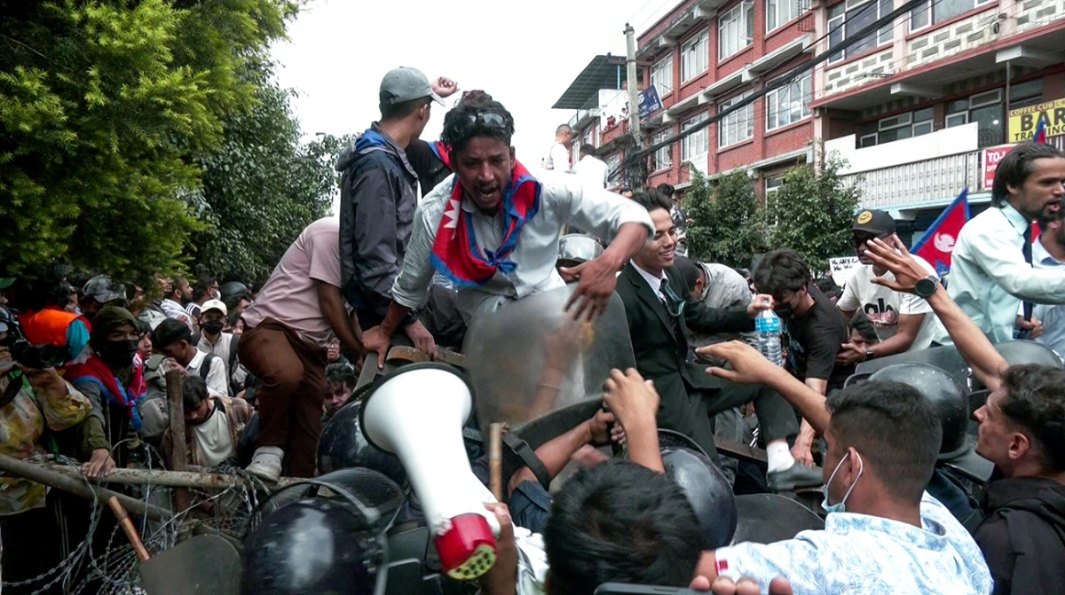 Những người biểu tình là học sinh, sinh viên, thanh niên đụng độ với cảnh sát trên đường phố thủ đô Kathmandu (ANI)