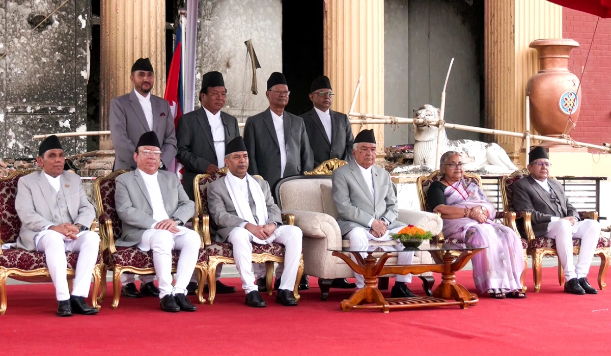 Tổng thống Nepal Ram Chandra Paudel, Thủ tướng lâm thời Sushila Karki và 8 bộ trưởng trong Nội các chuyển tiếp tại buổi lễ tuyên thệ nhậm chức ngày 22/9 (ANI)