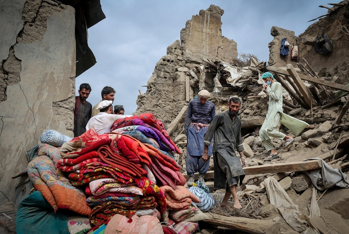 Người dân tỉnh Kunar, miền Đông Afghanistan tìm kiếm tài sản trong ngôi nhà đổ sập vì trận động đất rạng sáng 1/9 (Ảnh: Reuters)