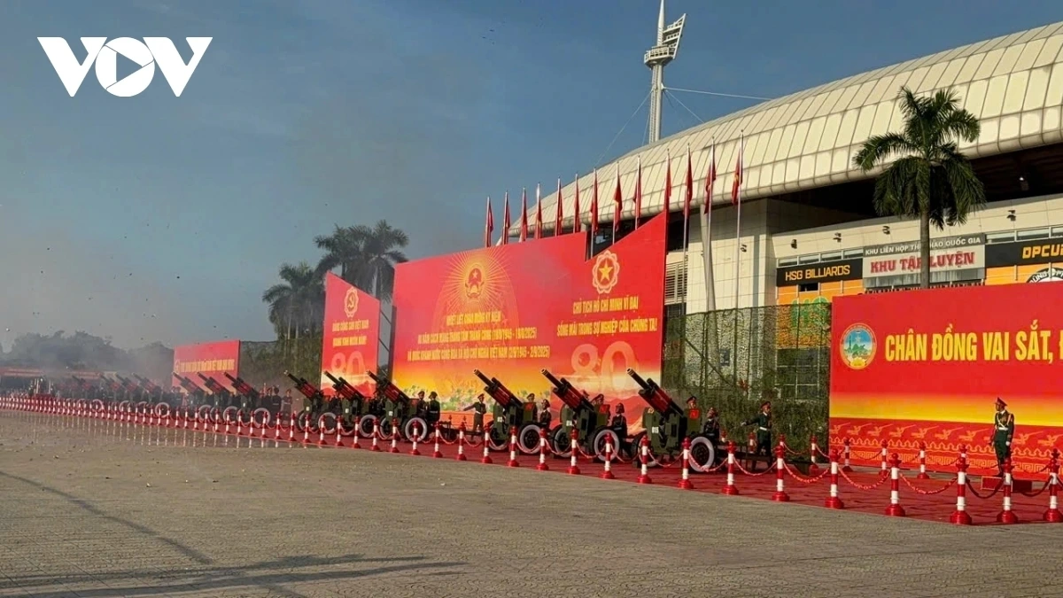 Trong nền nhạc Quốc ca hùng tráng, 21 phát đại bác rền vang chính thức bắt đầu Lễ kỷ niệm, diễu binh, diễu hành 80 năm Cách mạng Tháng Tám và Quốc khánh 2/9.