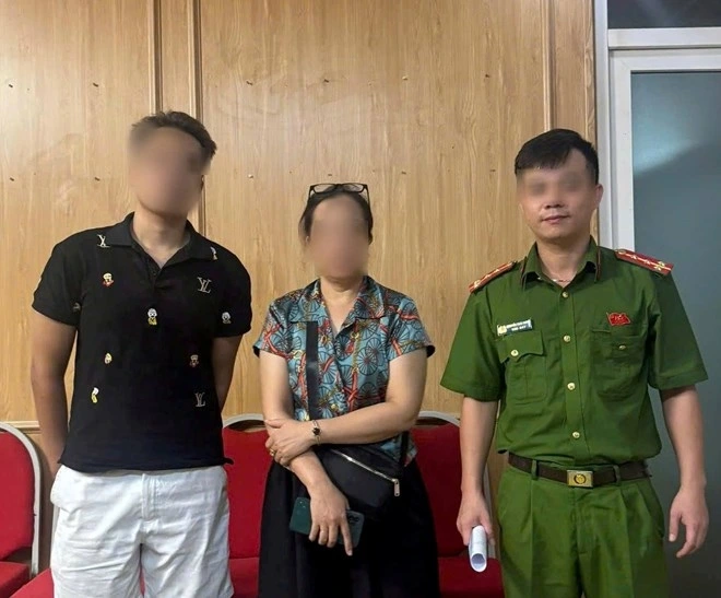Công an phường Hồng Bàng bàn giao anh Q.H.C (áo đen) cho gia đình. Ảnh: Công an TP Hải Phòng