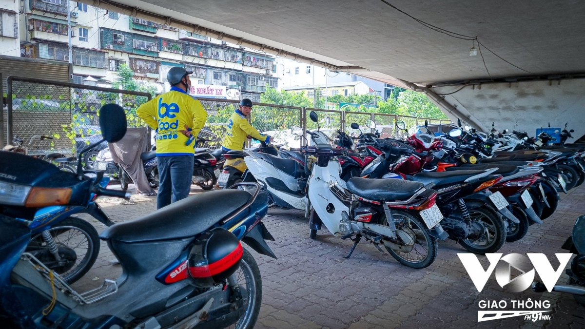 Trả lời truyền thông ngày 7/9, Phó Giám đốc Sở Xây dựng Hà Nội Trần Hữu Bảo cho biết, việc di dời các bãi trông giữ xe dưới gầm cầu Chương Dương, ngã tư Vọng đã được giải tỏa xong. Riêng điểm ở cầu Vĩnh Tuy, Sở đang rà soát, báo cáo thành phố và sẽ giải quyết dứt điểm trong tháng 10.