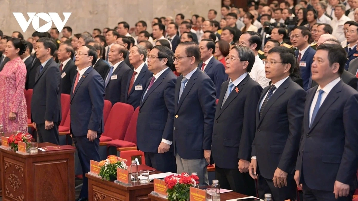 Thủ tướng Chính phủ Phạm Minh Chính và lãnh đạo Đảng, Nhà nước cùng các đại biểu, vị khách quốc tế làm lễ chào cờ tại Lễ kỷ niệm 80 năm Ngày thành lập Đài Tiếng nói Việt Nam.