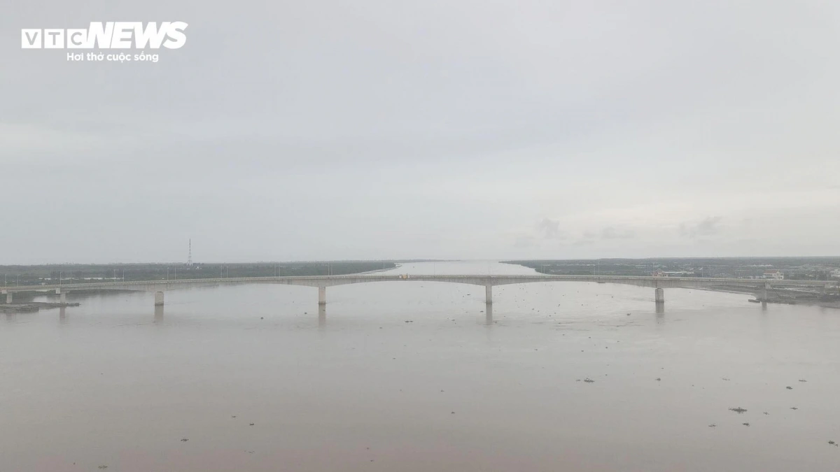 Cầu sông Hồng có tổng chiều dài 1,4 km với 27 nhịp, trong đó có 5 nhịp cầu chính và nhịp chính giữa sông vượt khẩu độ 120 m.