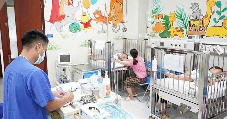 Sau tai nạn ong đốt nghiêm trọng, 2 trẻ còn lại được chuyển đến và điều trị tích cực tại Khoa Cấp cứu và Chống độc – Bệnh viện Nhi Trung ương (Ảnh BVCC)