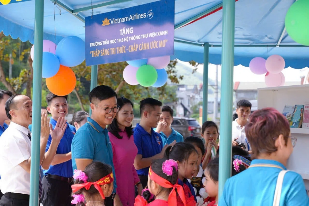 Ông Đỗ Đông Hưng - Trưởng Ban Truyền thông, Vietnam Airlines hòa cùng niềm vui với thầy trò trường 19-8 trong ngày khai giảng
