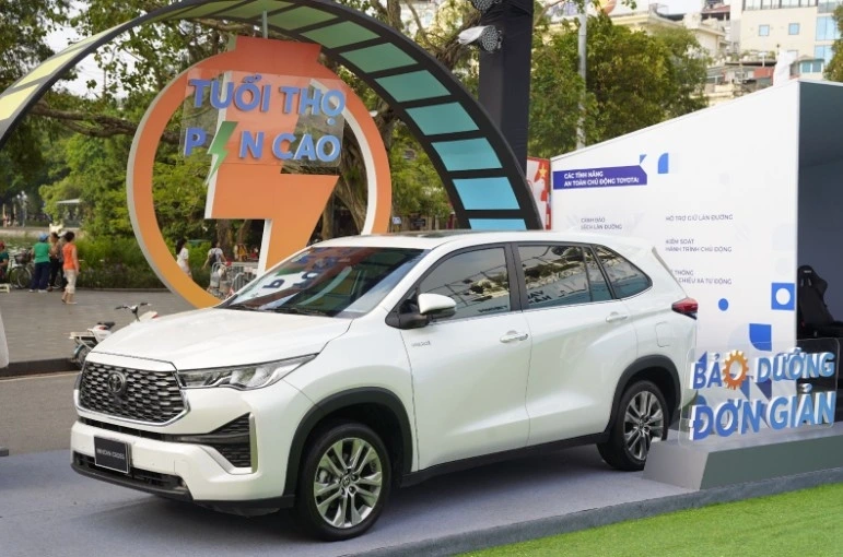 Innova Cross - mẫu xe có phiên bản hybrid bán chạy nhất thị trường sẽ được trưng bày tại Phố đi bộ Hồ Gươm cuối tuần này. 