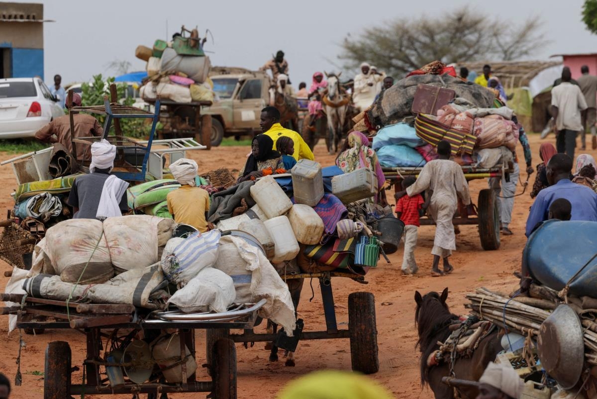 Người dân sơ tán khỏi xung đột leo thang ở Sudan. Ảnh: Reuters