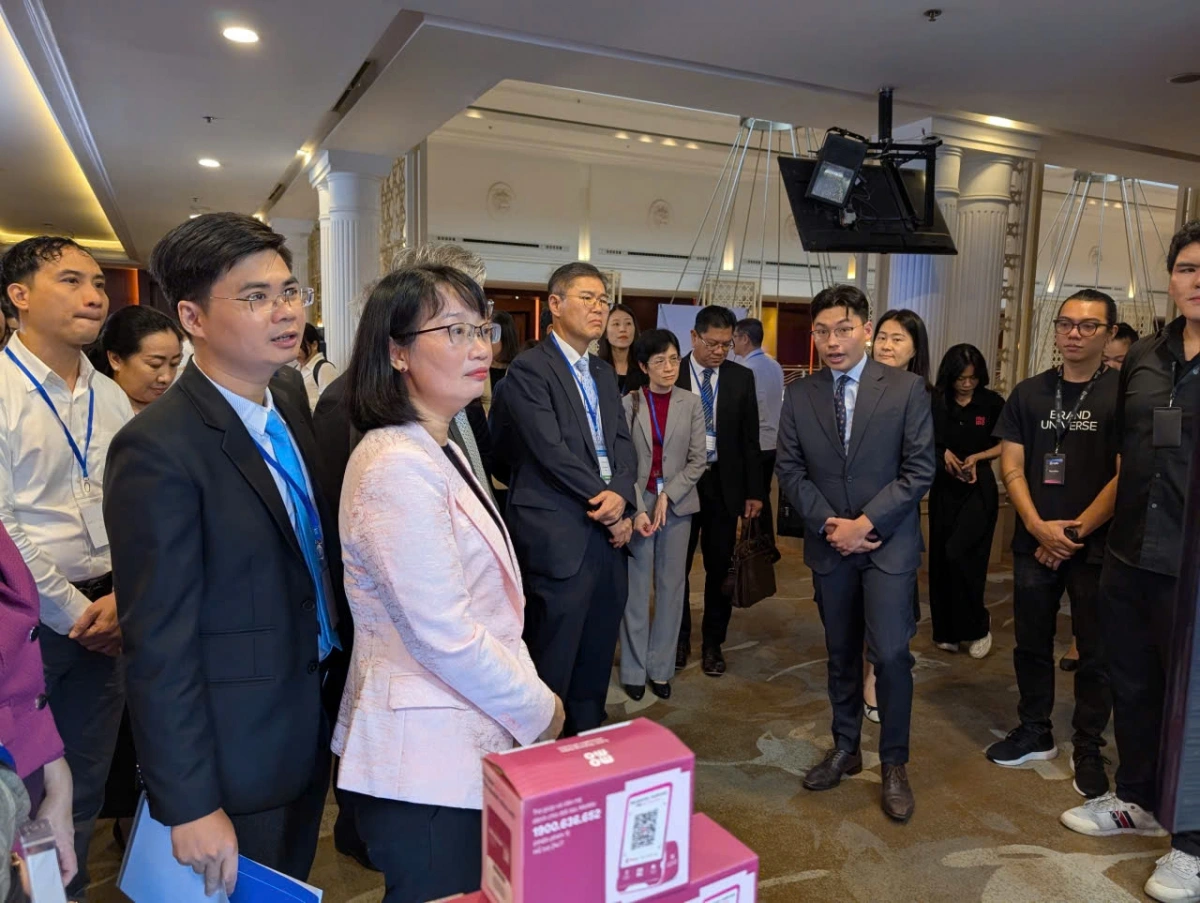 Bà Trần Thị Diệu Thúy, Phó Chủ tịch UBND TP.HCM (thứ 2 từ trái sang)
