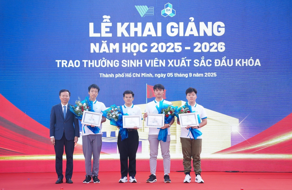 Trường Đại học Bách khoa vinh danh 4 thủ khoa đầu vào của trường trong lễ khai giảng (ảnh: NTCC)