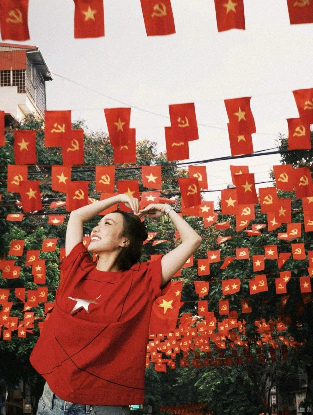 Diễn viên Diệu Nhi hòa chung không khí mừng Quốc khánh 2/9. Cô viết: “Cảm ơn đồng chí Hậu Hoàng tài trợ cho tấm ảnh xinh yêu từ Hà Nội, sao mà yêu cái không khí này vô cùng. Kỷ niệm 80 năm Cách mạng Tháng Tám thành công và Quốc khánh 2/9. Tự hào là người Việt Nam”.