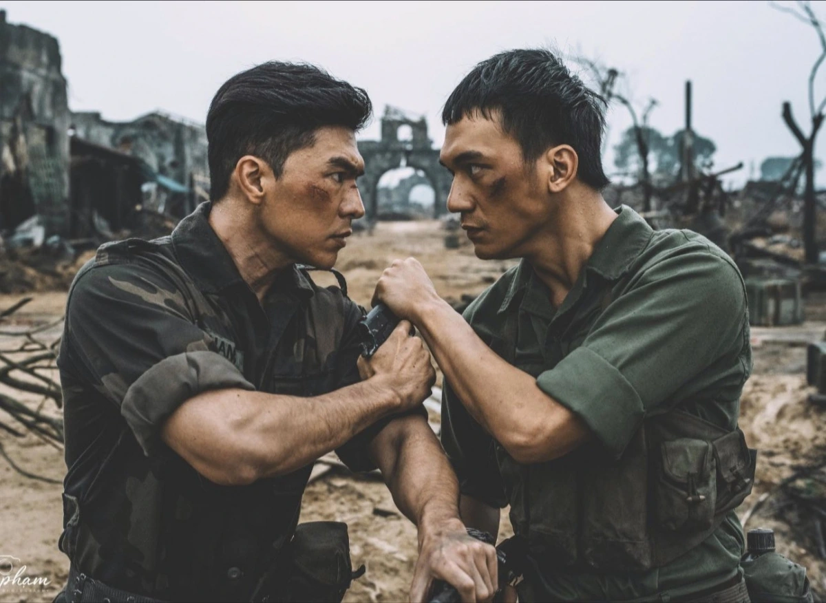 Steven Nguyễn và Đỗ Nhật Hoàng trong Mưa đỏ