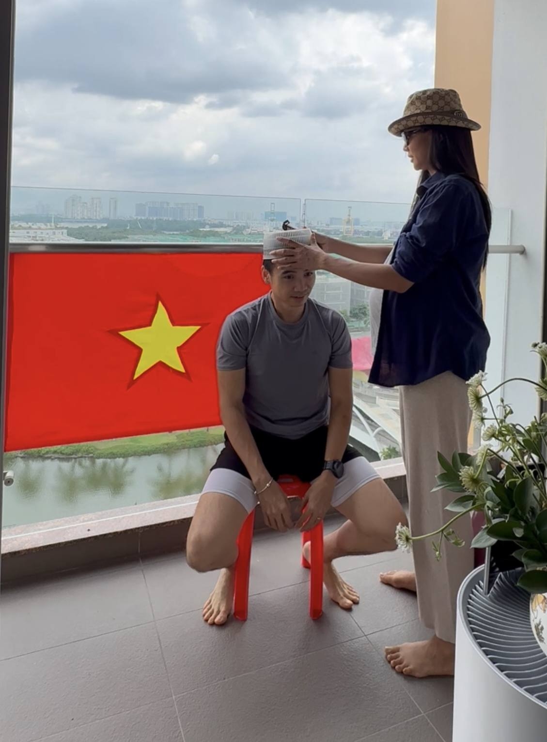 Hoa hậu H'Hen Niê tự tay cắt tóc cho ông xã Tuấn Khôi. Người đẹp viết: “Lễ mà vẫn bận rộn, tỉa tót đầu tóc lại cho anh Khôi để đẹp trai thêm”. (Nguồn: FBNV)